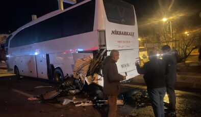 Osmancık’ta otomobil yolcu otobüsüne çarptı: 1 Yaralı