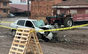 Çorum'un Osmancık ilçesinde meydana gelen trafik kazasında, otomobil ile traktörün