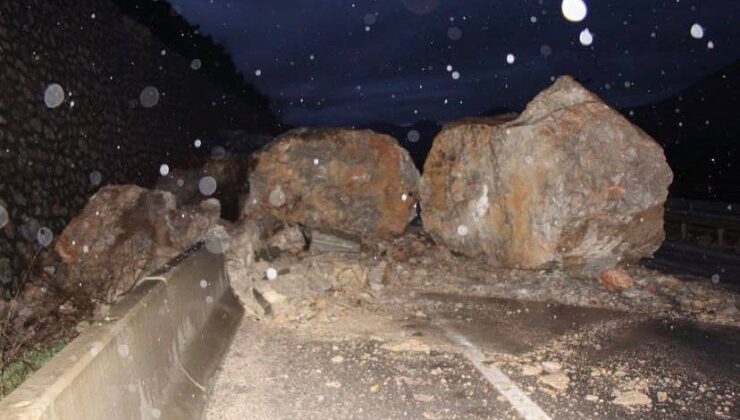 Amasya’da Dağdan Kopan Dev Kayalar Yola Düştü