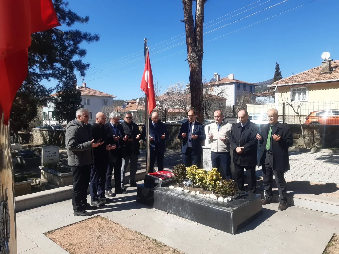 Osmancık Asri Mezarlık Şehitliğine Anlamlı Ziyaret Şehit Öğretmen Şenay Aybüke Yalçın'ın kabri ile şehitlikte medfun bulunan