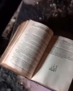 Çorum’da çıkan yangında kullanılamaz hale gelen gecekonduda masa üzerindeki Kur’an-ı