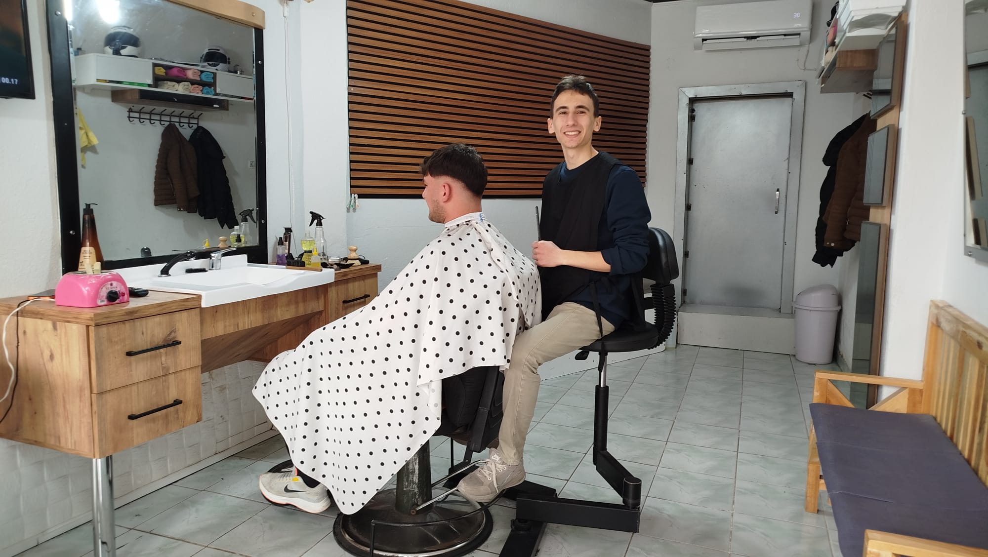 Kuaför Bilal’den çalışan sağlığı için “Asistan Berber Koltuğu”