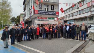 CHP Osmancık İlçe Teşkilatı parti binası önünde 23 Nisan’da çocuklar