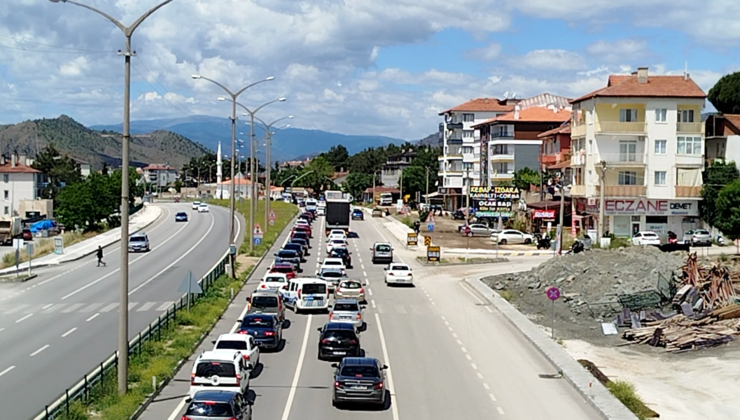 Bayram dönüşü trafiği Osmancık’ta yoğunlaştı