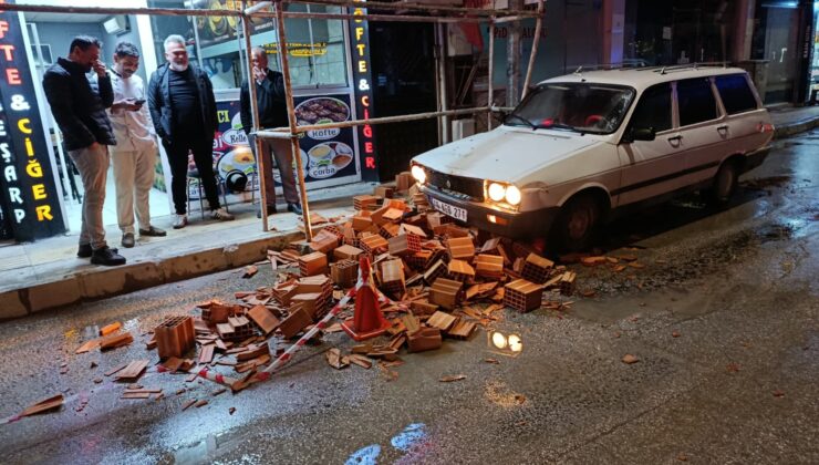 Caddeye indirilen tuğlalar kazaya neden oldu