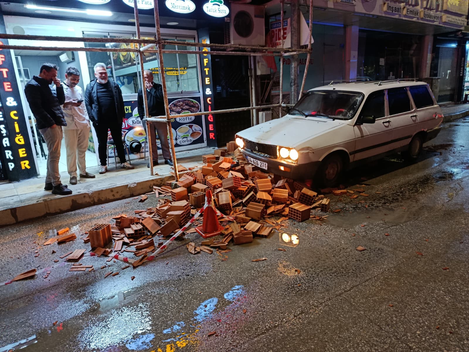 Caddeye indirilen tuğlalar kazaya neden oldu