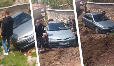 Geri manevra yapan bir otomobil, yanlış yönlendirme sonucu dereye düştü