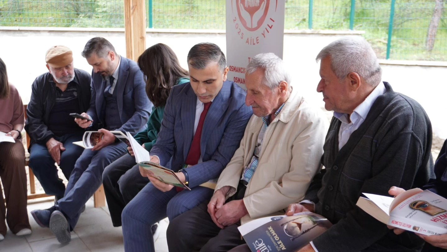 Kaymakam Duman, Çocuklar ve Huzurevi Sakinleriyle Kitap Okudu