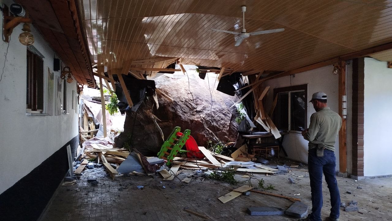 Osmancık’ta düşen kayalar 2 ev ve1 iş yerinde hasar oluşturdu