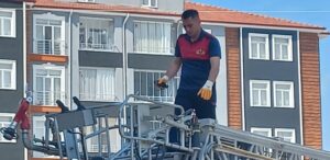 Çatıda Mahsur Kalan Yaralı Kargayı İtfaiye Kurtardı