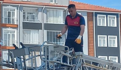 Çatıda Mahsur Kalan Yaralı Kargayı İtfaiye Kurtardı