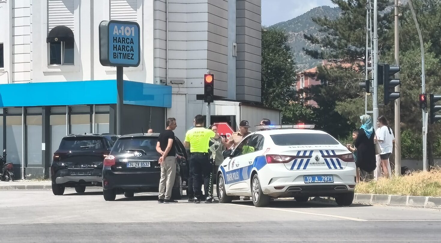Osmancık’ta İki Otomobil Çarpıştı