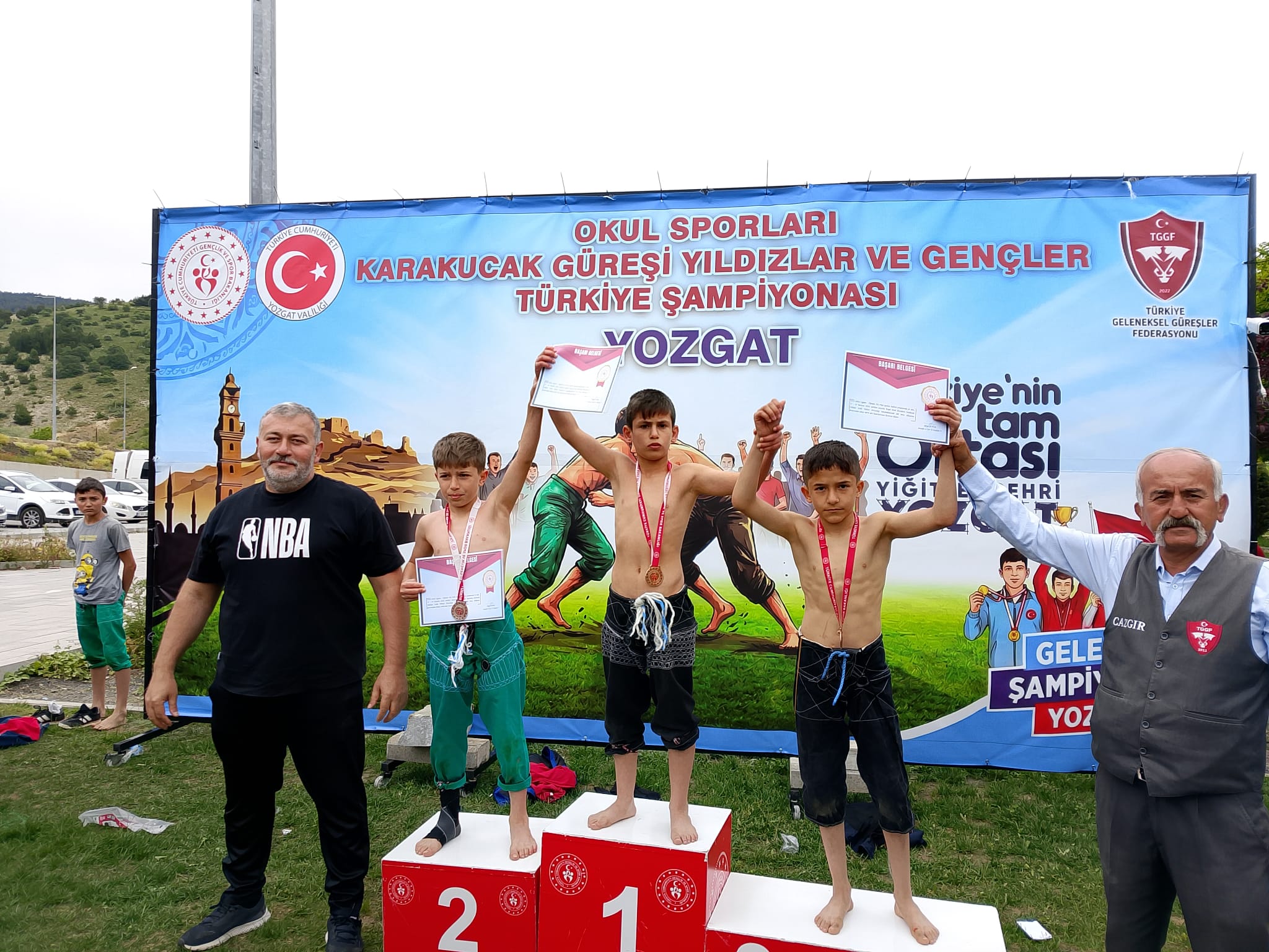 Yozgat’ta Osmancık’ın Gururu: Berat Kesdek Türkiye Üçüncüsü Yozgat’ta düzenlenen Okul Sporları Karakucak Güreşi Türkiye Şampiyonası’nda mücadele eden