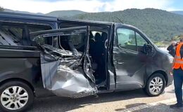 Kargı’da Kamyonun Römorku Minibüse Çarptı: 5 Yaralı