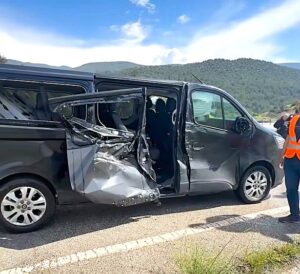 Kargı’da Kamyonun Römorku Minibüse Çarptı: 5 Yaralı