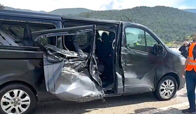 Kargı’da Kamyonun Römorku Minibüse Çarptı: 5 Yaralı