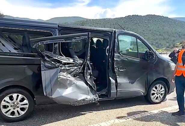 Kargı’da Kamyonun Römorku Minibüse Çarptı: 5 Yaralı