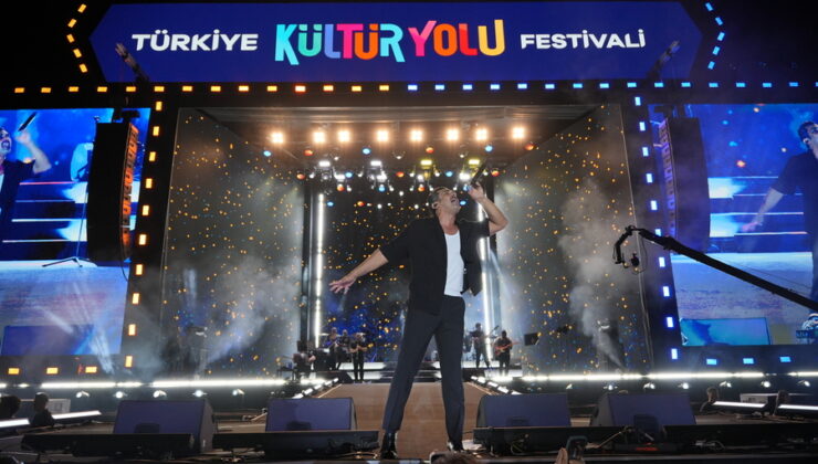 Van Kültür Yolu Festivali Bayhan Konseriyle Kapanışı Yaptı