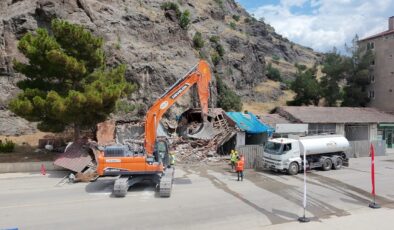 Osmancık Kalesi Çevresinde Yıkım Başladı: 98 Bina Kaldırılarak Park ve Yaşam Alanı Oluşturulacak