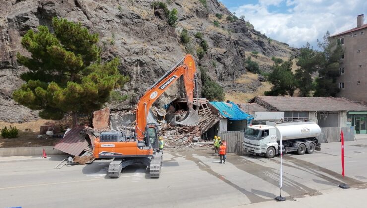 Osmancık Kalesi Çevresinde Yıkım Başladı: 98 Bina Kaldırılarak Park ve Yaşam Alanı Oluşturulacak