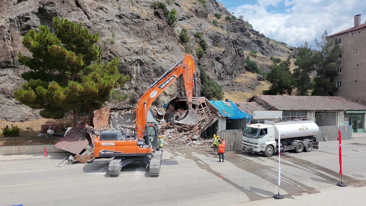 Osmancık Kalesi Çevresinde Yıkım Başladı: 98 Bina Kaldırılarak Park ve Yaşam Alanı Oluşturulacak