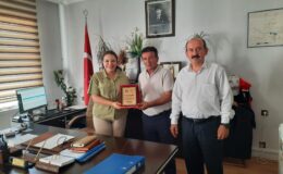Tayini Çıkan Uzm. Dr. Neziha Gökkaya’ya Teşekkür Plaketi