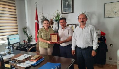 Tayini Çıkan Uzm. Dr. Neziha Gökkaya’ya Teşekkür Plaketi