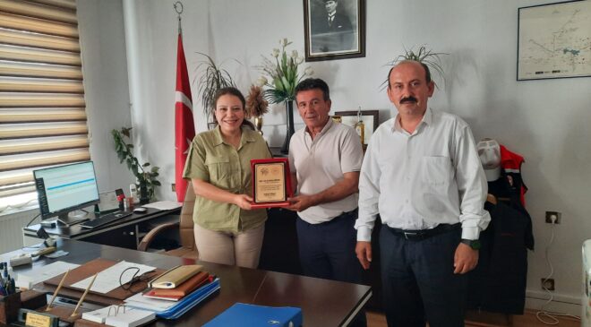 Tayini Çıkan Uzm. Dr. Neziha Gökkaya’ya Teşekkür Plaketi