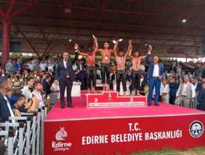 Osmancıklı Pehlivan Kırkpınar'da Kürsüde