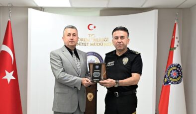 Yaş Haddi Nedeniyle Emekliye Ayrılan Personele Plaket ve Onur Belgesi