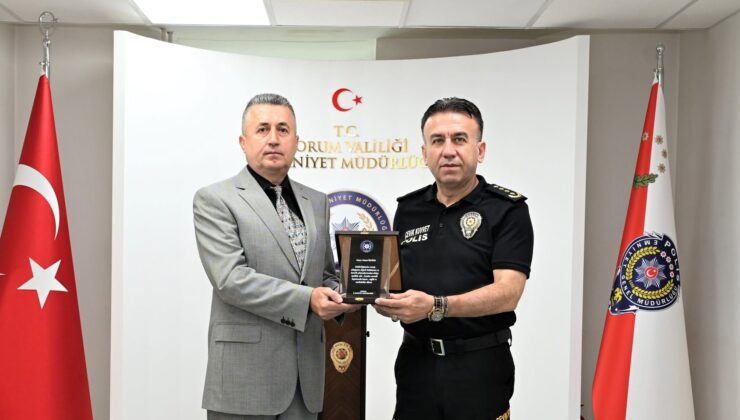 Yaş Haddi Nedeniyle Emekliye Ayrılan Personele Plaket ve Onur Belgesi