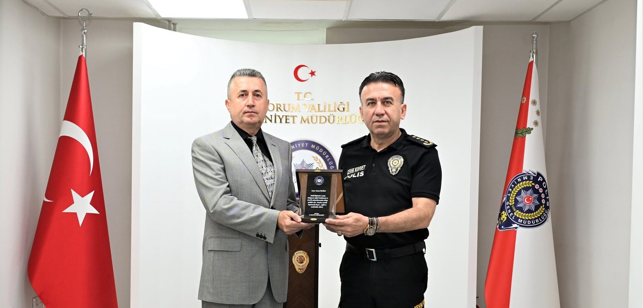 Yaş Haddi Nedeniyle Emekliye Ayrılan Personele Plaket ve Onur Belgesi