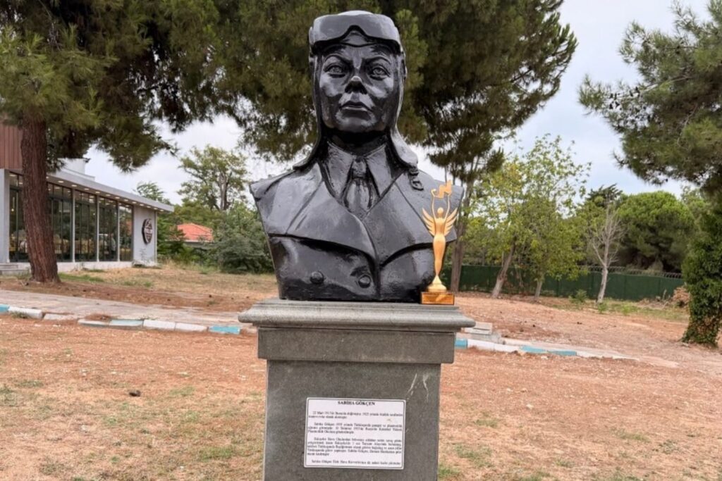 Akif Manaf Sağlık ve Barış Ödülü Sabiha Gökçen’e İthaf Edildi Akif Manaf Sağlık ve Barış Ödülü Sabiha Gökçen’e İthaf Edildi