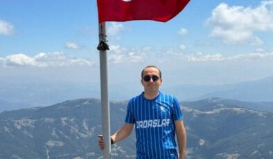 Kaymakam Polat, Köse Dağı zirvesindeki yıpranan bayrağı yeniledi