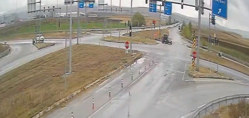 Çorum’da Kavşakta İki Araç Çarpıştı Çorum’un Alaca ilçesinde Zile Kavşağı’nda Broadway marka otomobil ile hafif