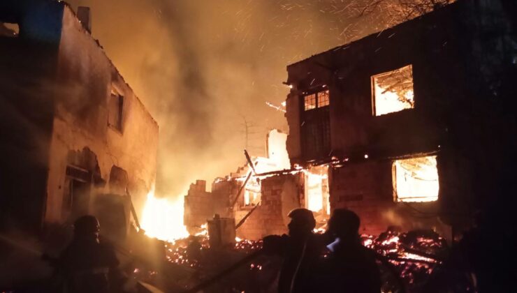 Çorum’da Korkutan Yangın: 2 Ev ve 1 Ahır Alevlere Teslim Oldu