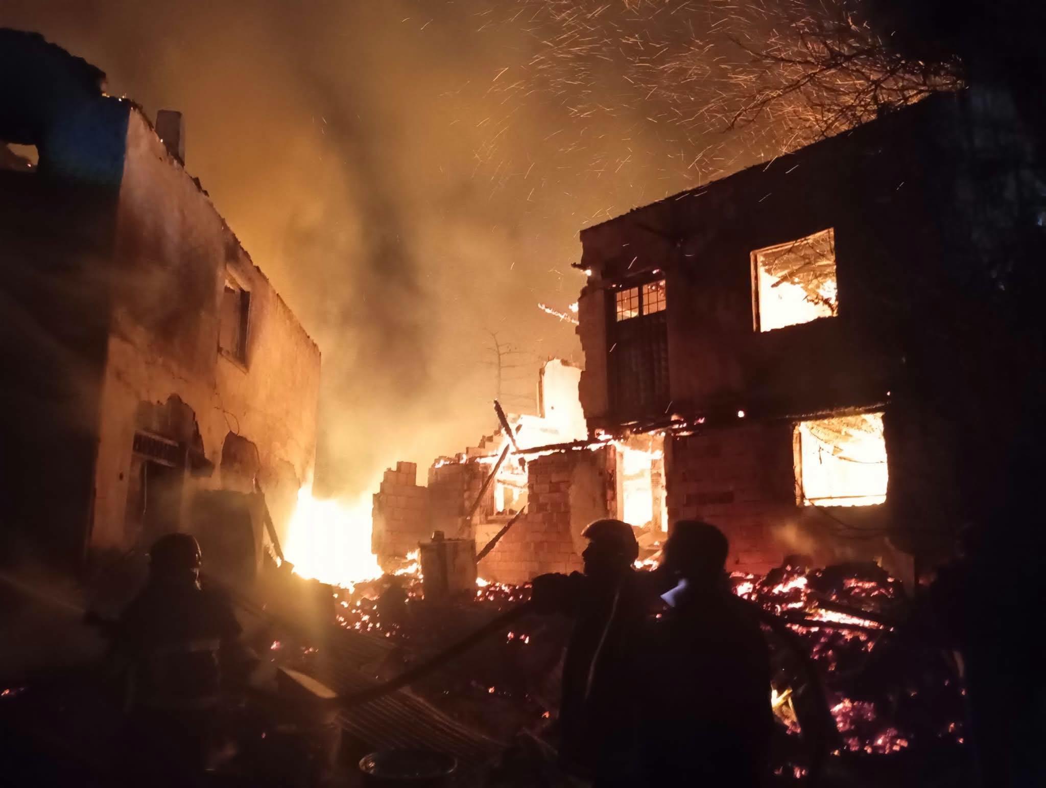 Çorum’da Korkutan Yangın: 2 Ev ve 1 Ahır Alevlere Teslim Oldu