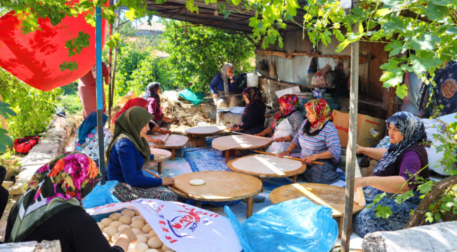 Osmancık’ta Tandır Başında Yıllardır Süren Gelenek: Kışlık Ekmekler İmeceyle Hazırlanıyor
