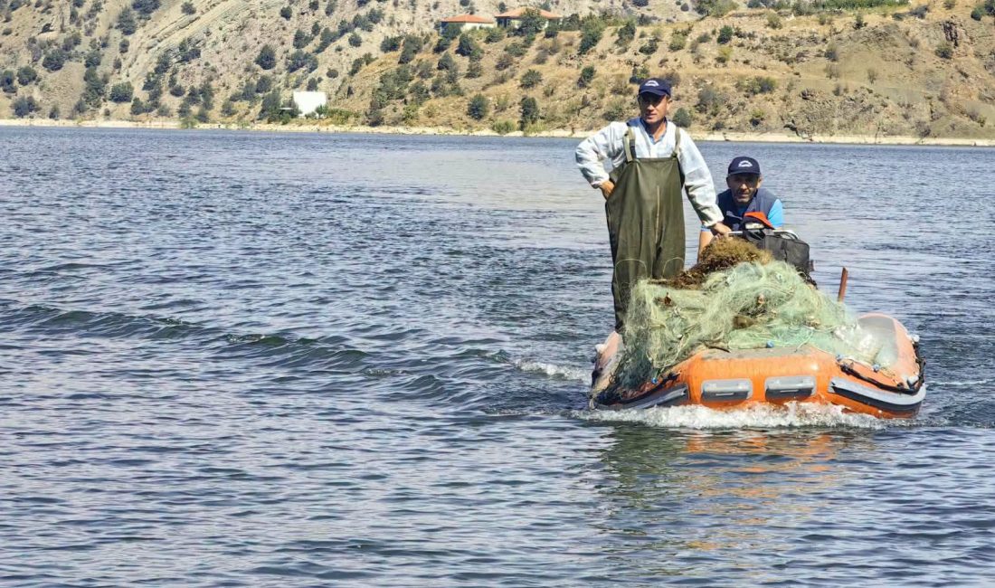 Obruk Baraj Gölü’nde 7 Bin 900 Metre Yasak Misina Ağ Ele Geçirildi Çorum’da Obruk Baraj Gölü’nde gerçekleştirilen denetimde, yasa dışı avcılıkta kullanıldığı