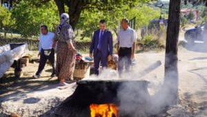 Osmancık Kaymakamı Furkan Duman, İnal Köyü’nde Osmancık Karası üzümünün yetiştirildiği