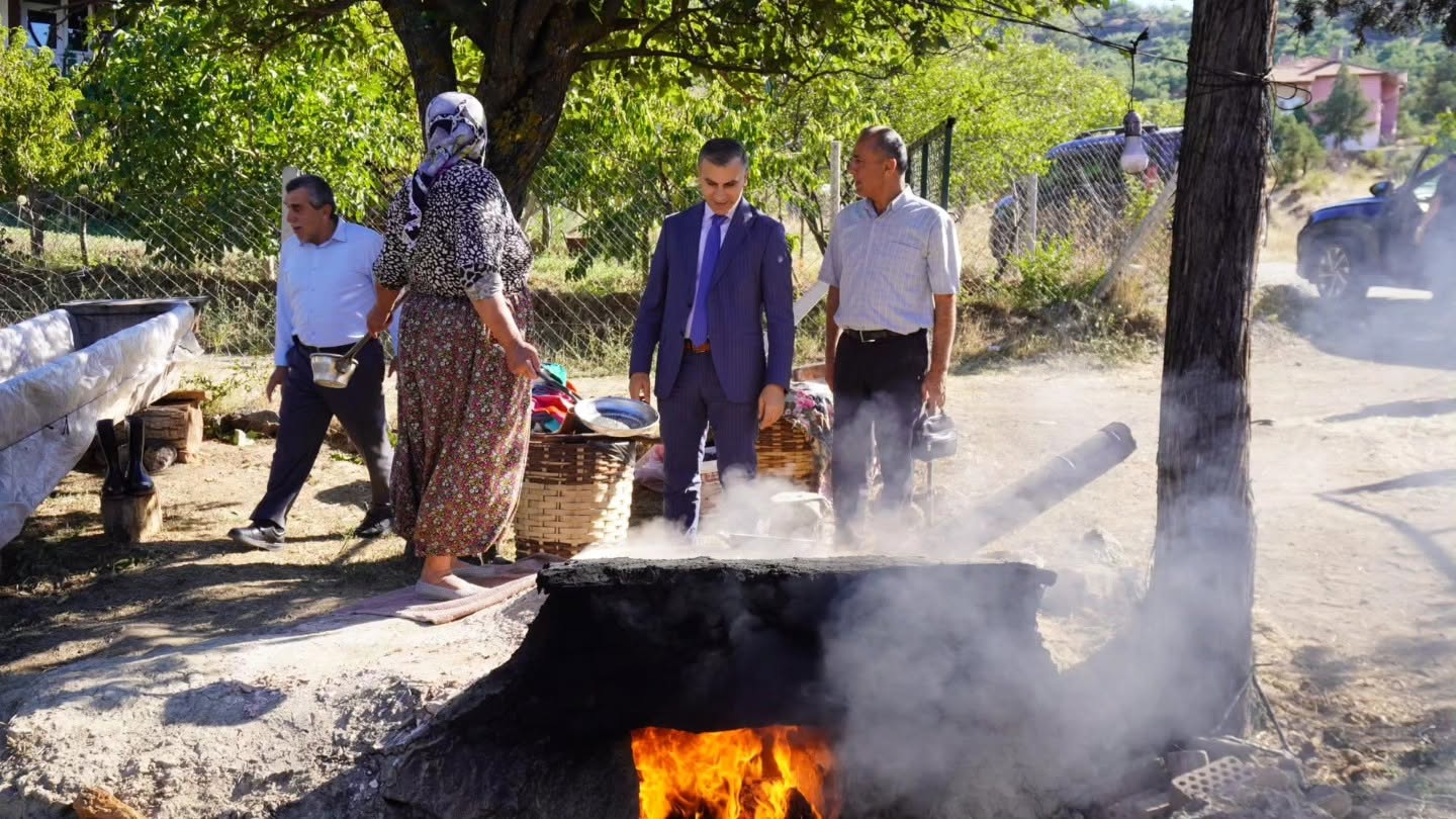 Osmancık Karası Üzümünün Bağlarında Hasat ve Pekmez Mesaisi