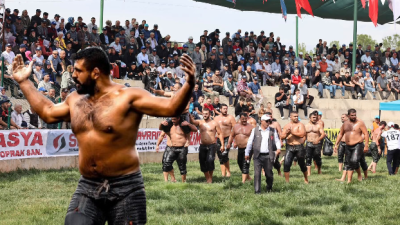 Osmancık Pırlanta Pirinç Festivali kapsamında düzenlenen Yağlı Pehlivan Güreşleri’nde finalde