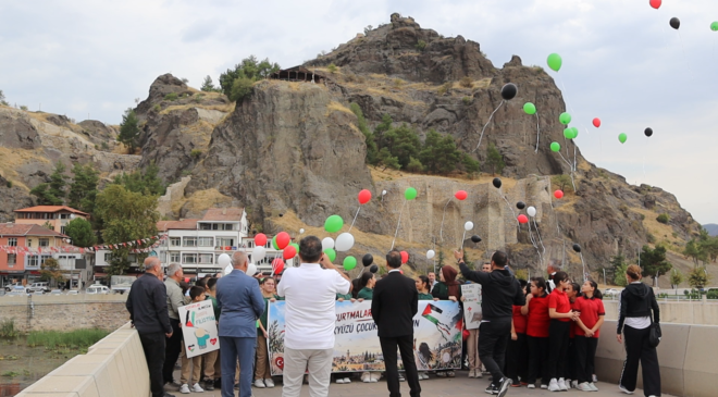 Osmancık’ta balonlar ve uçurtmalar Gazze’deki çocuklar için gökyüzüne bırakıldı