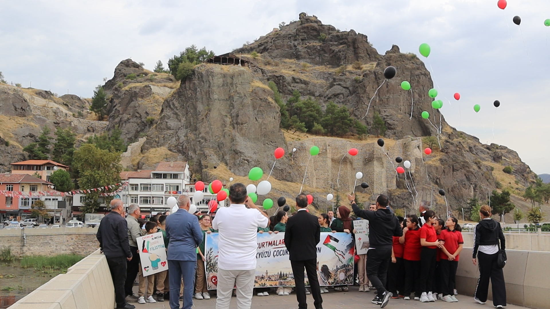 Osmancık’ta balonlar ve uçurtmalar Gazze’deki çocuklar için gökyüzüne bırakıldı