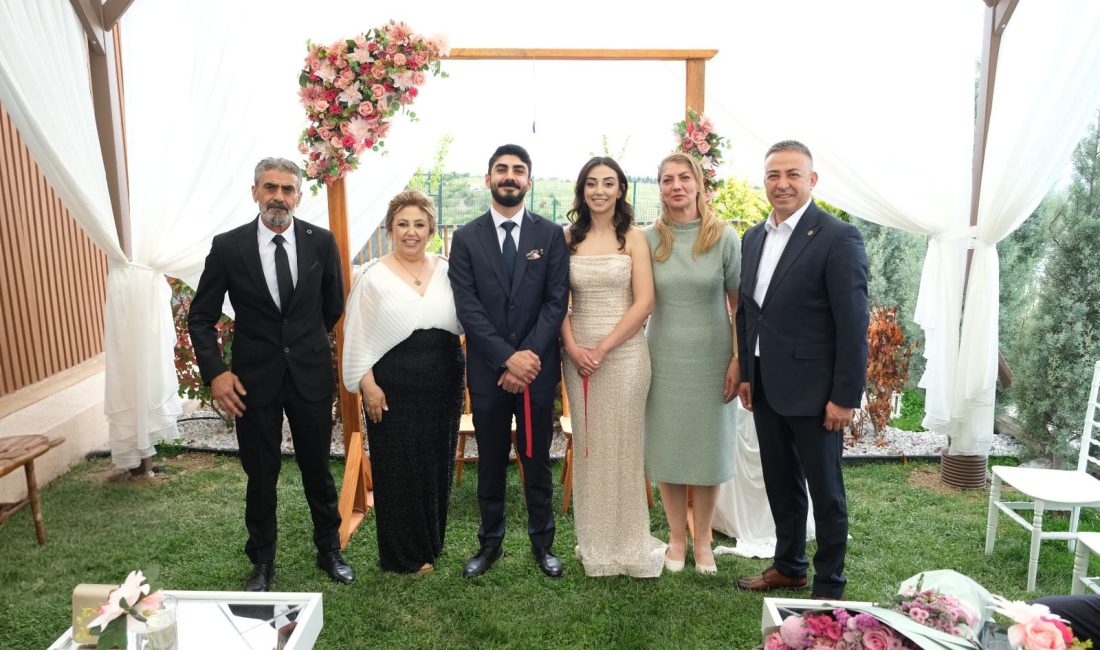 Milletvekili Tahtasız’ın Kızının Düğününe Özgür Özel de Katılacak Yeni Parti Çorum Milletvekili Mehmet Tahtasız’ın kızı Uzman Dr. Safiye