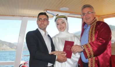 Türkiye’nin En Genç Muhtarının Nikâhı Çorum’da Teknede Kıyıldı