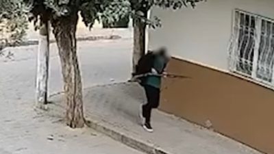 Manisa’nın Turgutlu ilçesinde bir mesleki ve teknik lisenin önünde silahla