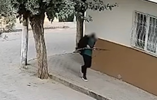 Manisa’da Okul Önünde Silahlı Saldırı: 10 Öğrenci Yaralandı Manisa’nın Turgutlu ilçesinde bir mesleki ve teknik lisenin önünde silahla