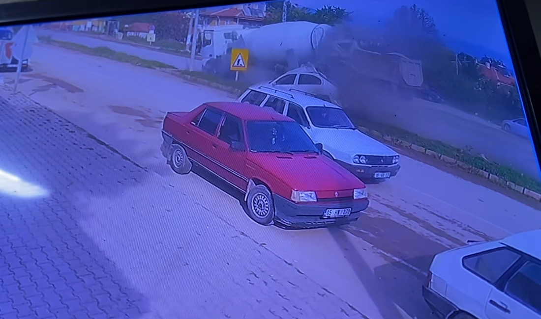 Beton Mikseri Otomobile Çarparak Devrildi: 3 Yaralı Çorum'un Laçin ilçesinde freni boşaldığı iddia edilen beton mikserinin otomobile