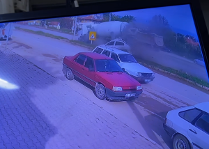 Çorum'un Laçin ilçesinde freni boşaldığı iddia edilen beton mikserinin otomobile